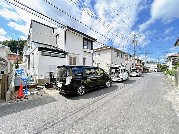 【内外装リフォーム中9/28更新】2台駐車可能に整備しています。道路幅員約6mあり、駐車が苦手な方でも停めやすいです。