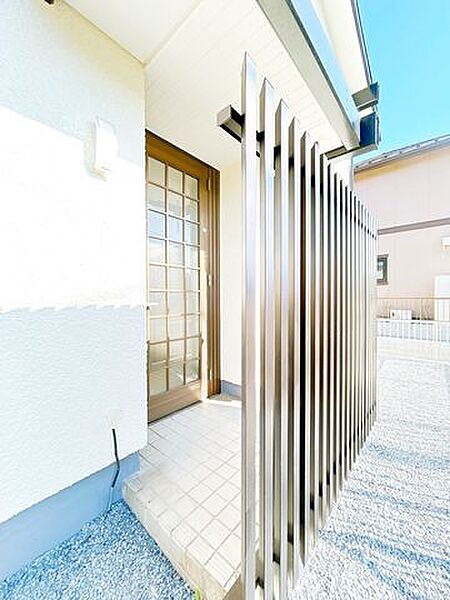【内外装リフォーム済】玄関ドアは鍵も交換しました。防犯上も安心ですね。目隠しフェンスも設置いたしました。