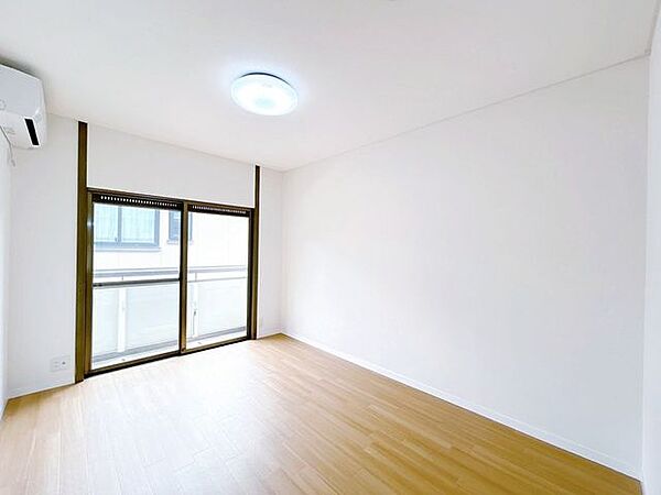 【内外装リフォーム済】2階中央6帖洋室です。洋室が多いと使い勝手がよく、嬉しいですね。