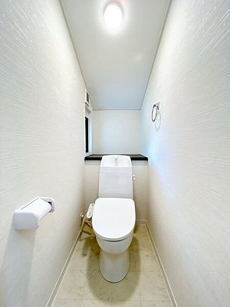 【内外装リフォーム済】2階のトイレも新品交換しました。キズや汚れが付きにくい加工が施してあるのでお手入れが簡単です。直接肌に触れるトイレは新品が嬉しいですよね。