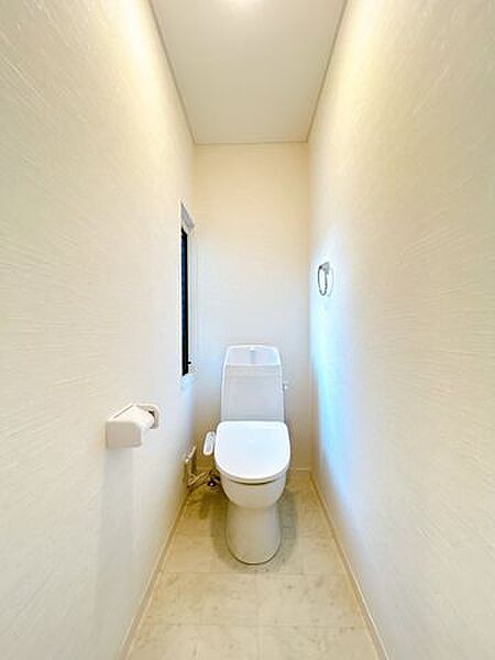 【内外装リフォーム済】トイレはジャニス工業製の温水洗浄機能付きに新品交換しました。キズや汚れが付きにくい加工が施してあるのでお手入れが簡単です。直接肌に触れるトイレは新品が嬉しいですよね。