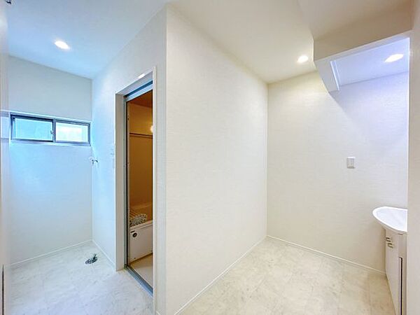【内外装リフォーム済】洗面所です。壁天井クロス張替え、床クッションフロアはり、照明交換等を行いました。十分な広さがあり、きれいな空間で朝の準備がはかどります。