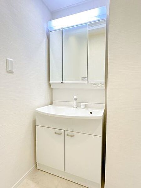 【内外装リフォーム済】洗面化粧台はパナソニック製の新品に交換しました。三面鏡タイプを採用しました。朝の支度がしやすく、見た目もすっきりします。