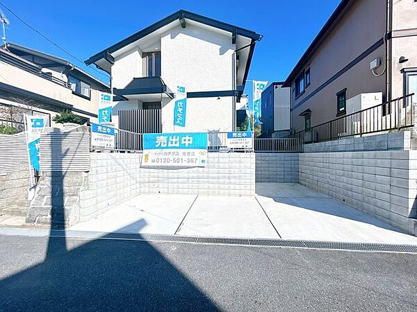 【内外装リフォーム済】駐車は2台可能に拡張工事しました。大き目のお車でも駐車可能です。
