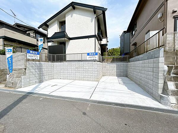 【内外装リフォーム済】駐車は2台可能に拡張工事しました。大き目のお車でも駐車可能です。
