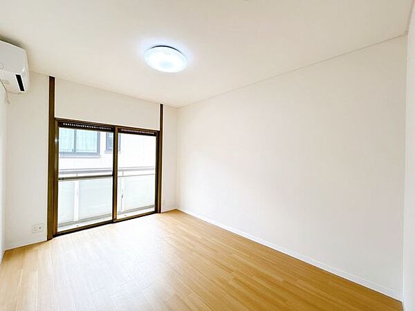 【内外装リフォーム済】2階中央6帖洋室です。洋室が多いと使い勝手がよく、嬉しいですね。