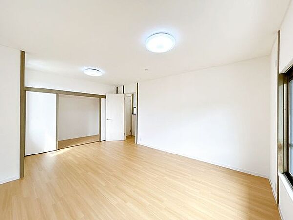 【内外装リフォーム済】2階西側11帖洋室です。天井、壁はクロス張替えを行い、床はクッションフロアを重ね張りしました。大きい収納スペースがあるので、しまう場所に困りません。