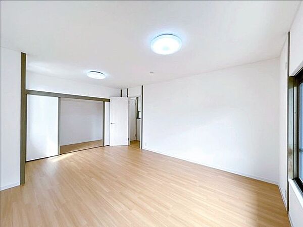 【内外装リフォーム済】2階西側11帖洋室です。天井、壁はクロス張替えを行い、床はクッションフロアを重ね張りしました。大きい収納スペースがあるので、しまう場所に困りません。