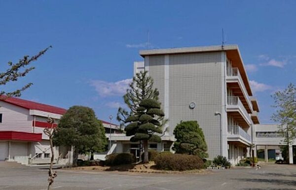 【近隣写真・中学校】印西市立原山中学校まで約2700ｍ（徒歩約34分）　少し長い距離ですが、成長期にしっかり運動、歩くことで健康的になりますね。お友達と会話を楽しみながらの通学も良い思い出の1つです…