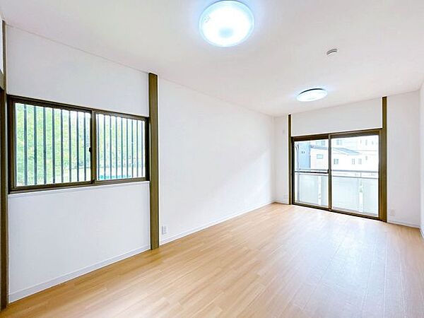 【内外装リフォーム済】2階東側8.25帖洋室です。天井、壁はクロス張替えを行い、床はクッションフロアを重ね張りしました。南向きの明るいお部屋です。