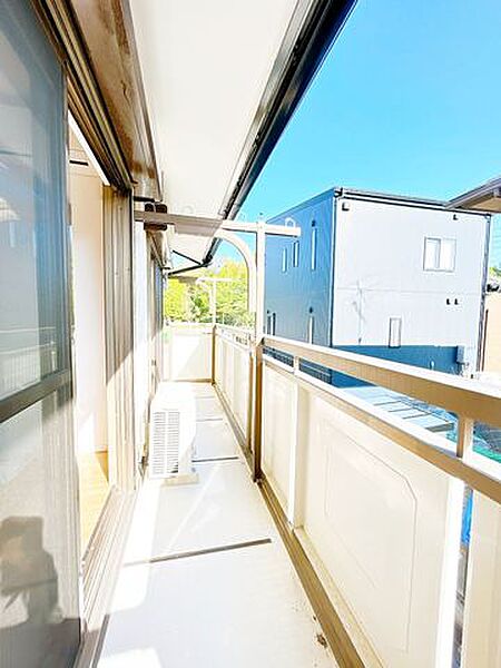 【内外装リフォーム済】南向きのバルコニーのため日当たりがよく、お布団を干していただいたりと使い勝手がいいですね。