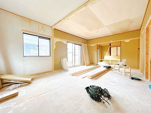 【内外装リフォーム中8/9更新】間取り変更し、広々約19帖のLDKをつくりました。家族団らんにいいですね。クロス張替え、LED照明交換等、他。