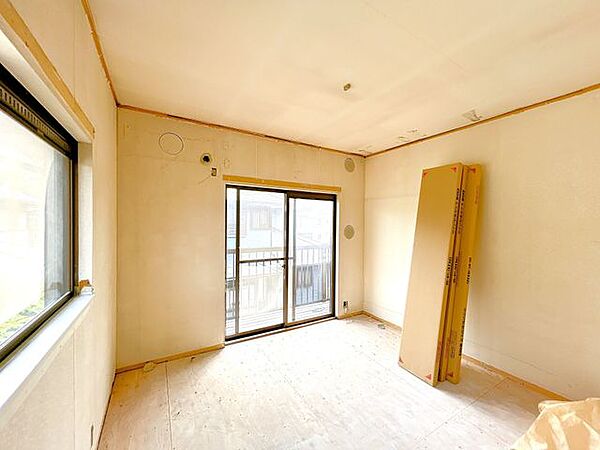 【内外装リフォーム中8/9更新】2階洋室約4.5帖です。お子さまのお部屋にいかがでしょうか。天井壁クロス貼り替え、フローリング張り、照明交換、他。