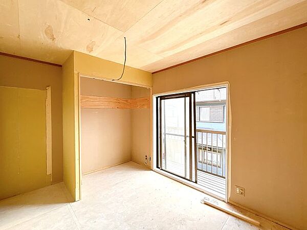 【内外装リフォーム中8/9更新】2階洋室約5帖です。お子さまのお部屋にいかがでしょうか。天井壁クロス貼り替え、フローリング張り、照明交換、他。