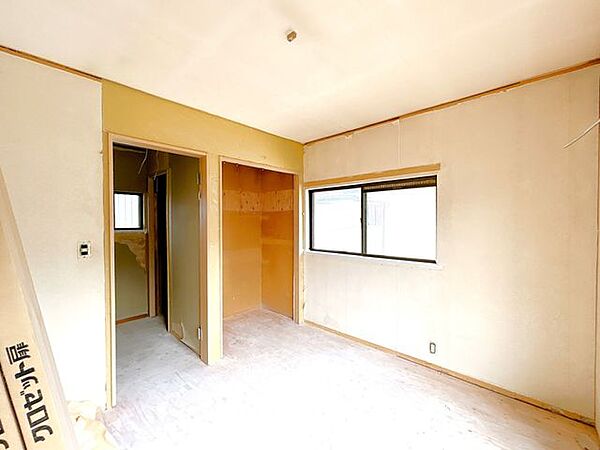 【内外装リフォーム中8/9更新】2階洋室約4.5帖です。お子さまのお部屋にいかがでしょうか。天井壁クロス貼り替え、フローリング張り、照明交換、他。