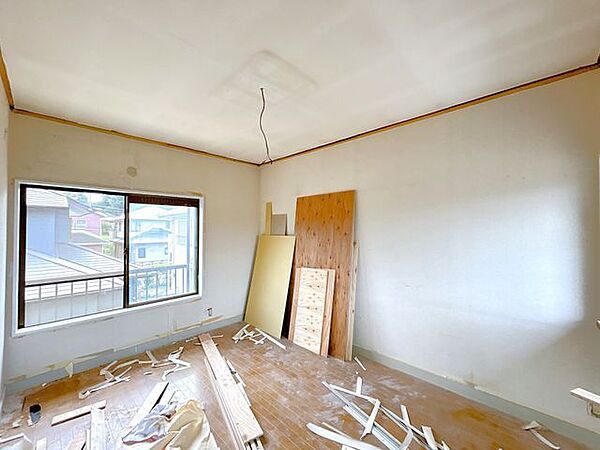 【内外装リフォーム中8/9更新】2階洋室約6帖です。お子さまのお部屋にいかがでしょうか。天井壁クロス貼り替え、フローリング張り、照明交換、他。