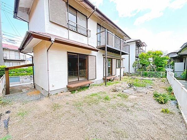 【内外装リフォーム中8/9更新】お庭の様子を撮影しました。和室部分には濡れ縁がございますので、ひなたぼっこするのによいですね。