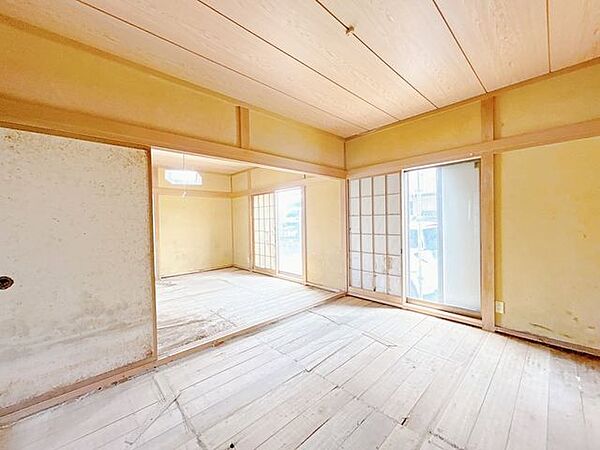 【内外装リフォーム中8/8更新】リビングです。大きな窓があるので、明るく過ごしやすい空間になっています。クロス貼り、フローリング張り、LED照明交換、ダウンライト設置、他。