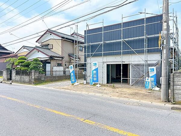 【現地前面道路】前面道路の幅員が約8.1ｍあるので、駐車もしやすいです。