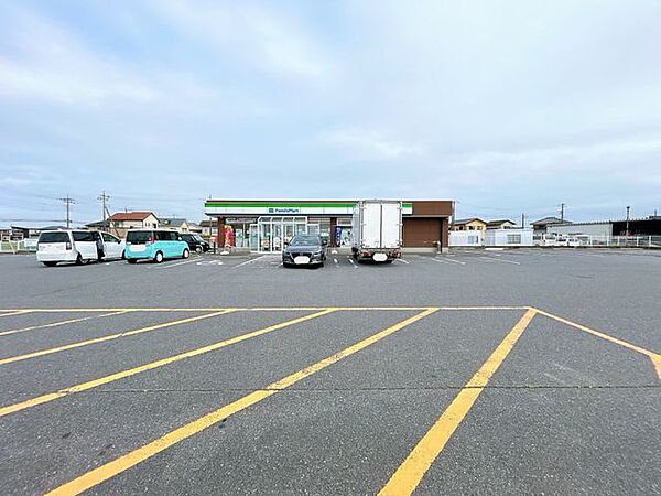 【近隣写真・コンビニ】ファミリマート小見川大橋店まで650ｍ（徒歩約9分）買い忘れがあってもすぐに買いに行ける距離に24時間営業のコンビニがあると嬉しいですね。 1483m