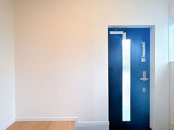 【内外装リフォーム済】玄関ドアを撮影。玄関ドア交換、外壁塗装、照明交換などを行いました。玄関はお家の顔となる部分、お客様が最初に目にする場所だからこそ、第一印象が大切ですね。