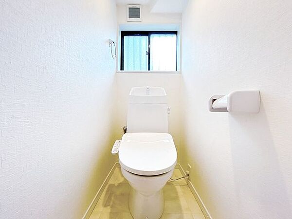 【同仕様写真】トイレは温水洗浄機能付きに新品交換しました。直接肌に触れるトイレは新品が嬉しいですよね。
