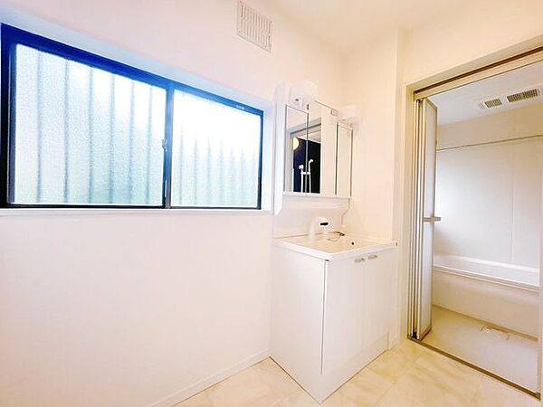 【内外装リフォーム済】洗面室を撮影。フロア張り、クロス張替え、照明交換等