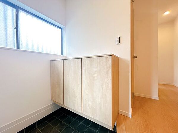 【内外装リフォーム済】シューズボックスは新品に交換しました。スッキリとしたデザインです。内部は可動棚になっているので、ブーツなどの高さのある靴も収納できますよ。