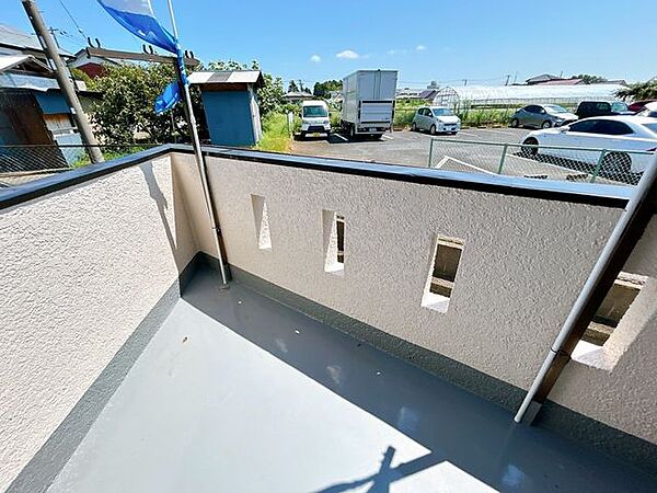 【内外装リフォーム済】バルコニーを撮影。洗濯物がよく乾きそうな風通しのよいバルコニーです。塗装を行いました。