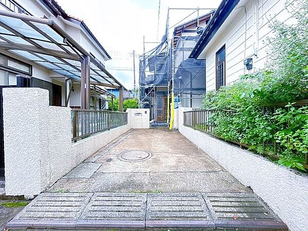 【内外装リフォーム済】駐車場を撮影。コンクリートになっておりますので、大切なお車のタイヤなどを傷つけずにすみますね。こちらは高圧洗浄を行いました。