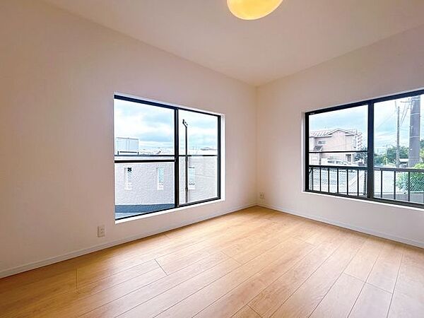 【内外装リフォーム済】2階北東側6帖洋室です。家具などが置きやすく、使い勝手が良いですね。天井壁クロス貼り替え、フロア張り、照明交換等を行いました。