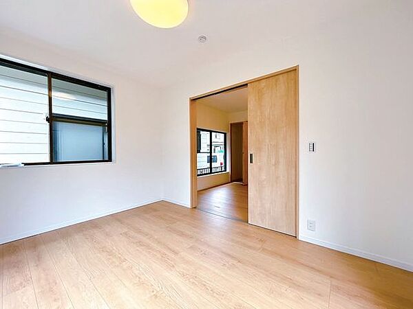 【内外装リフォーム済】1階6帖洋室を撮影。南向きのお部屋なので、日中は明るく暖かいです。クロス貼り、フロア重ね張り、LED照明交換他。