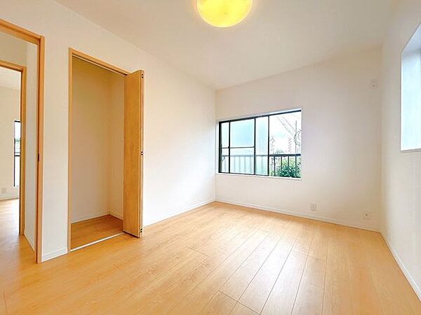 【内外装リフォーム済】2階北西側6帖洋室を別角度から撮影。リモートワークなどにいかがでしょうか。