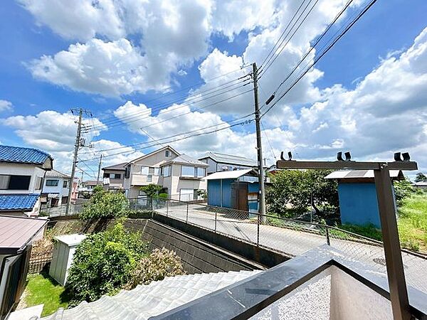【内外装リフォーム済】バルコニーからの眺望を撮影。南向きですので日が良く入ります。洗濯物がよく乾きそうな風通しのよいバルコニーです。