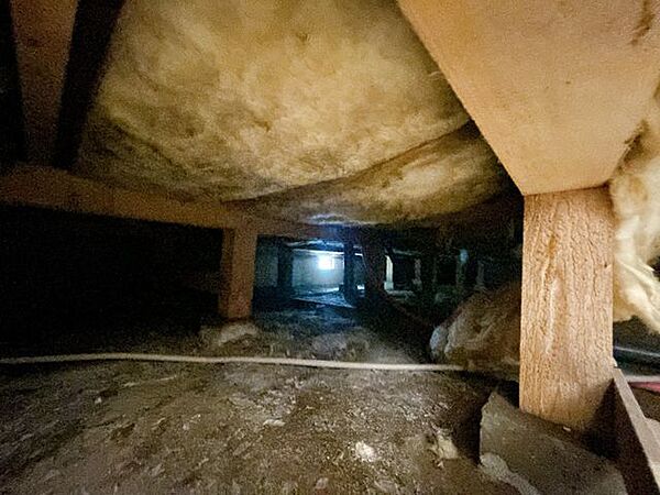 中古住宅の3大リスクである、雨漏り、主要構造部分の欠陥や腐食、給排水管の漏水や故障を2年間保証します。その前提で床下まで確認の上でリフォームし、シロアリの被害調査と防除工事もおこないました。
