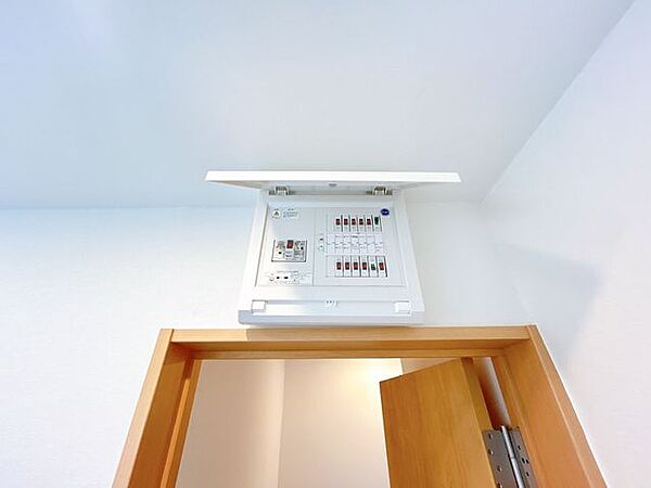 【内外装リフォーム済】分電盤を撮影。こちらは新品に交換いたしました。電力会社へ申請すればアンペア数を上げることも可能ですので、ご自身のライフスタイルに合わせてご検討ください。