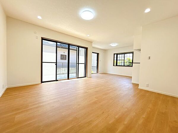 【内外装リフォーム完成】LDKは約20帖で広々とくつろげるスペースになっています。クロス貼り、フロア重ね張り、LED照明交換、ダウンライト設置、他。
