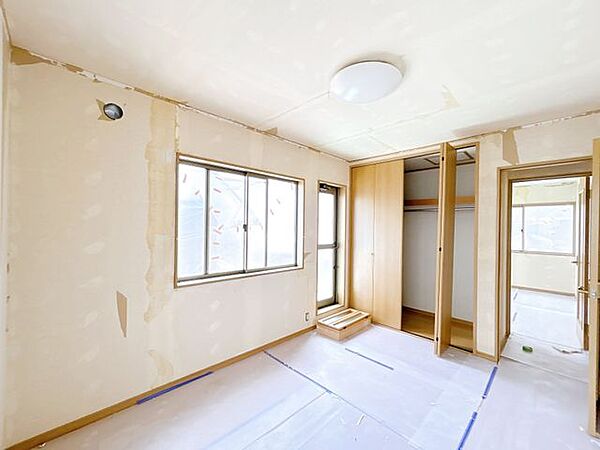 【内外装リフォーム中8/9更新】2階南東側6帖洋室です。壁天井クロス貼り、LED照明交換等行います。