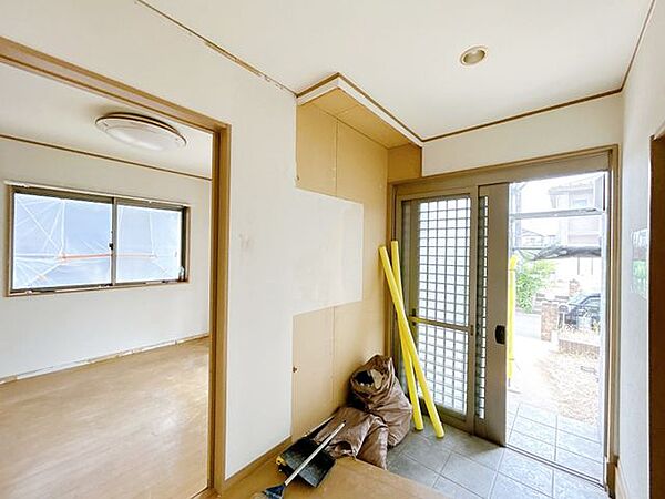 【内外装リフォーム中8/9更新】玄関ホールです。新品のシューズボックスを設置しますので、ご家族みなさまの靴もスッキリ片付きます。クロス張り替え、照明交換、シューズボックス交換等行います。