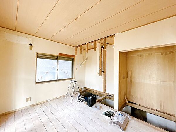 【内外装リフォーム中8/9更新】1階和室は洋室にリフォームします。7.25帖の広さがあるため、大きいベットをおいても十分な広さがあります。クロス貼り、フロアタイル張り、LED照明交換等行います。
