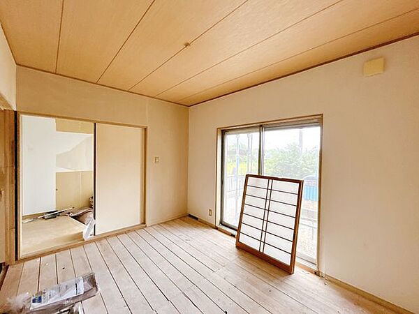 【内外装リフォーム中8/9更新】7.25帖洋室にリフォームする1階のお部屋です。クロス貼り、フロアタイル張り、LED照明交換等行います。玄関・廊下から入れる居室ですので、客間としても活躍します。