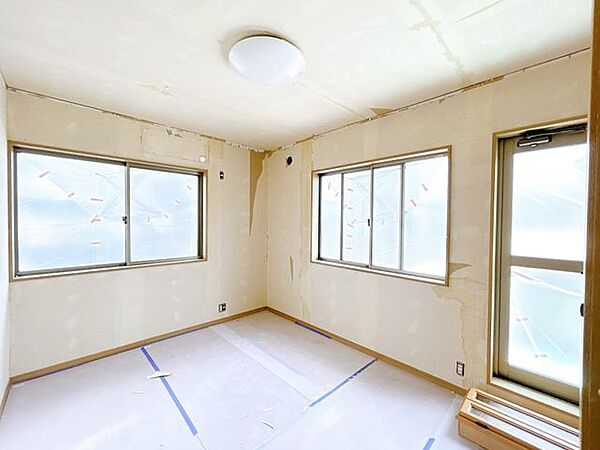 【内外装リフォーム中8/9更新】2階南東側6帖洋室です。壁天井クロス貼り、LED照明交換等行います。
