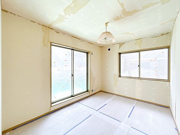 【内外装リフォーム中8/9更新】2階南西側6帖洋室です。壁天井クロス貼り、LED照明交換等行います。