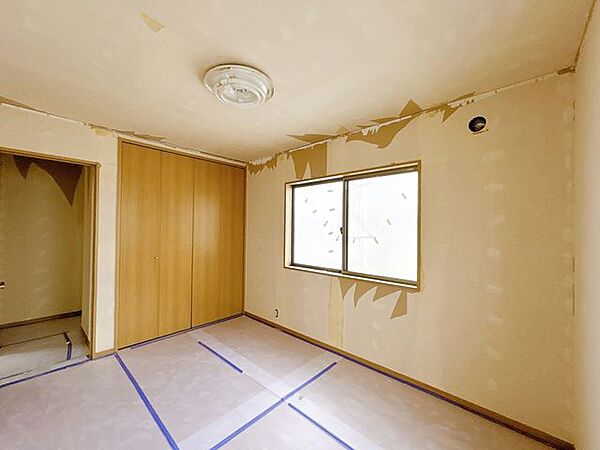 【内外装リフォーム中8/9更新】2階北側6帖洋室です。壁天井クロス貼り、LED照明交換等行います。