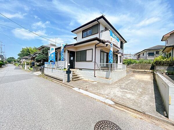【内外装リフォーム中8/8更新】現地外観別角度の写真です。周りが立て込んでいない立地となっております。隣地との間に充分な空間がありますのでおうちの背景に青空も映えますね。