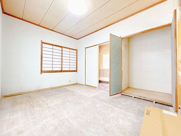 【内外装リフォーム中8/8更新】1階のLDK約18帖です。畳からフローリングへ変更します。家族団欒にぴったりの空間です。天井壁クロス貼り替え、フローリング張り、照明交換、他。