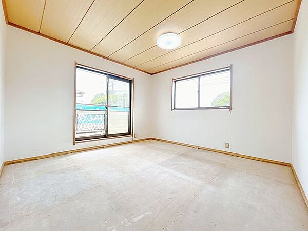 【内外装リフォーム中8/8更新】2階の洋室約8帖です。家具などが置きやすいように畳からフローリングへ変更します。天井壁クロス貼り、フローリング張り替え、照明交換、他。