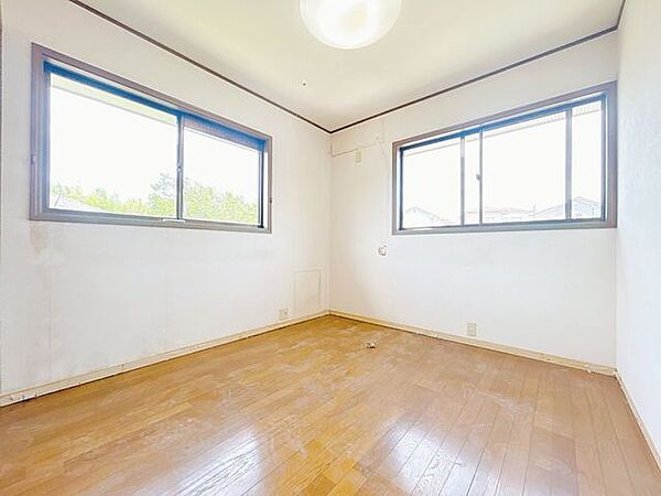 【内外装リフォーム中8/8更新】2階洋室約6帖です。お子さまのお部屋にいかがでしょうか。天井壁クロス貼り替え、フローリング重ね張り、照明交換、他。