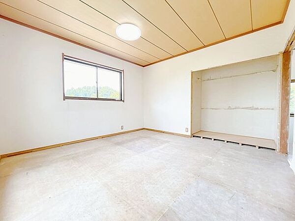 【内外装リフォーム中8/8更新】2階の洋室約8帖です。家具などが置きやすいように畳からフローリングへ変更します。天井壁クロス貼り替え、フローリング張り替え、照明交換、他。