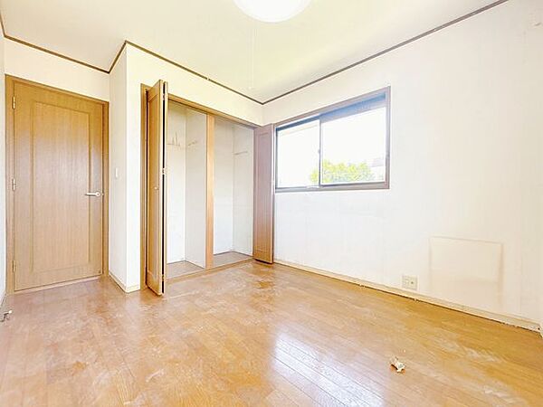 【内外装リフォーム中8/8更新】2階洋室約5帖です。リモートワーク用のお部屋としても丁度良いですね。天井壁クロス貼り替え、フローリング重ね張り、照明交換、他。